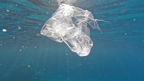 bajo el agua - bolsa de plástico en el mar