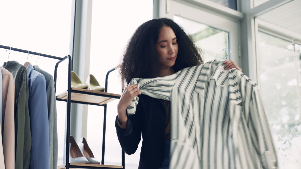 mujer, compras de ropa y boutique para probar