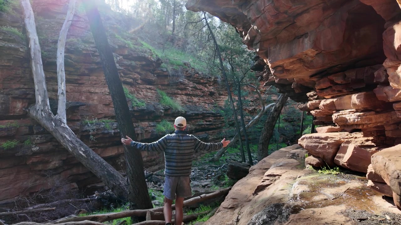 Vandrer fejrer skønheden ved Alligator Gorge-stien, omgivet af barske klipper, South Australia.