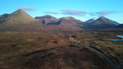 Aumento-Rápido-Revelando-Páramos-Escoceses-De-Invierno-Y-Montañas-Cubiertas-De-Nubes-Cuillin-Rojo-Al-Amanecer-En-Sligachan-En-La-Isla-De-Skye-Escocia