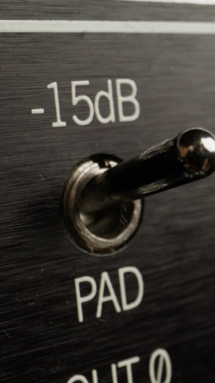 primer plano del interruptor del equipo de audio con un pad de -15db
