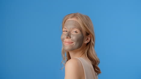 mujer con mascarilla facial de arcilla