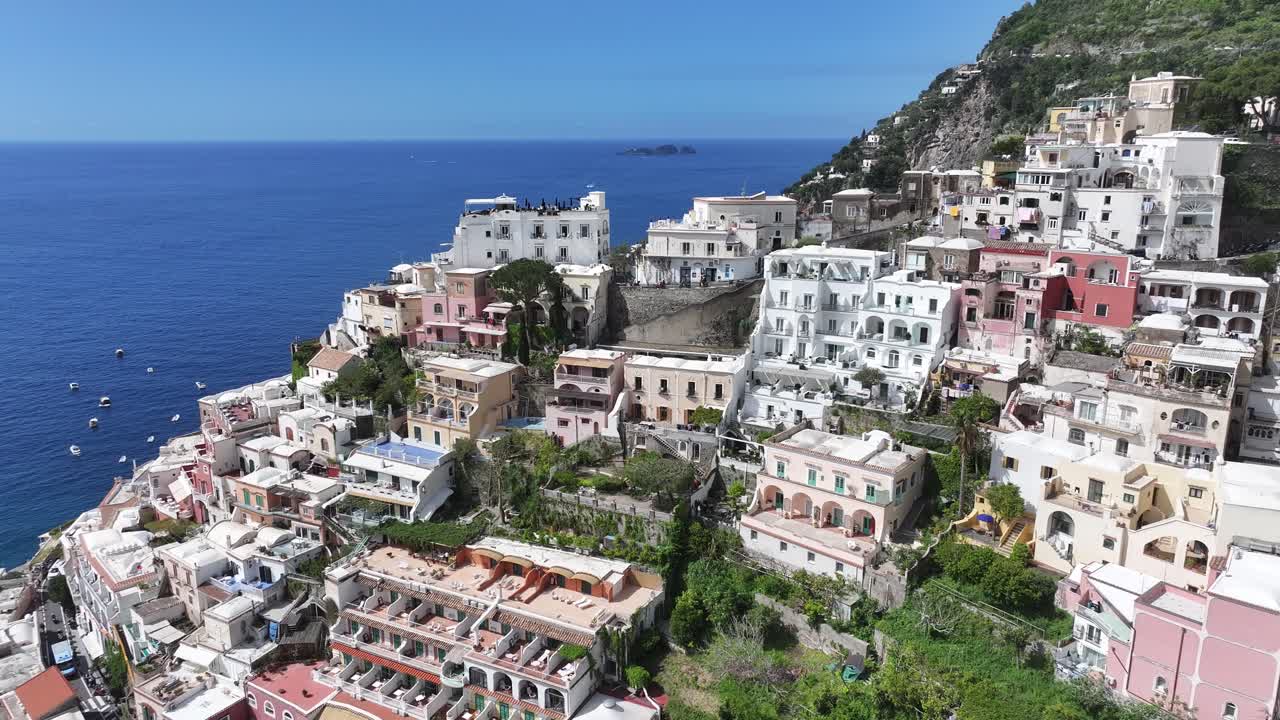 Costiera amalfitana a Positano, Salerno, Italia. Paesaggio costiero. Scena con scogliere giganti. Costiera amalfitana a Positano, Salerno, Italia. Skyline della città medievale. Golfo di Salerno, Mar Mediterraneo. Skyline della spiaggia