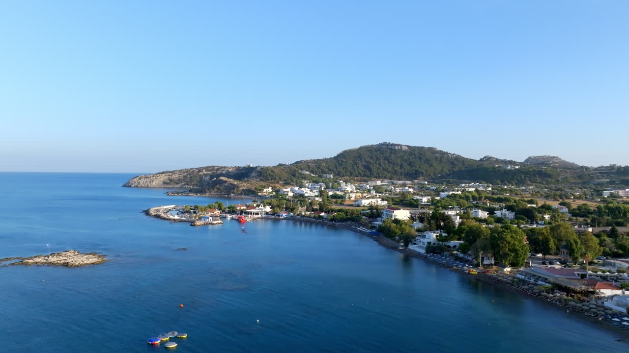 로데스의 골든 아워에서 팔리라키 마을의 해안선을 따라 공중에서 볼 수 있습니다.