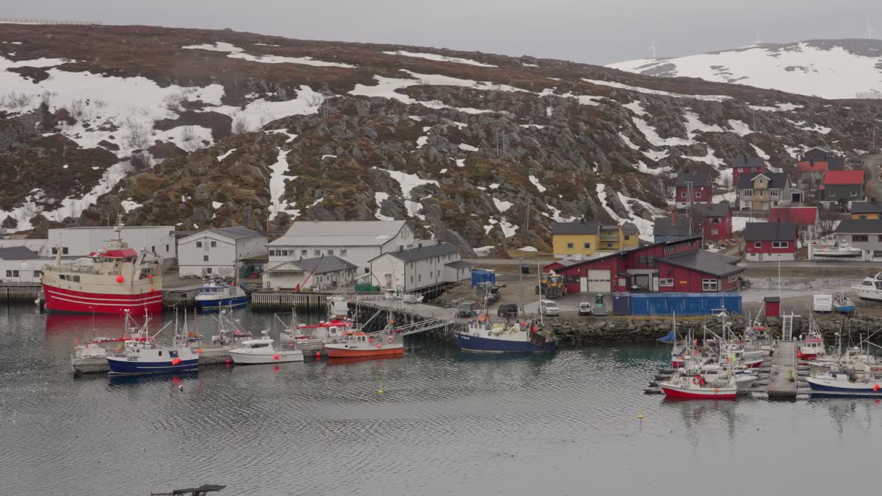Malerische norwegische Fischerdörfer mit Häfen und Booten