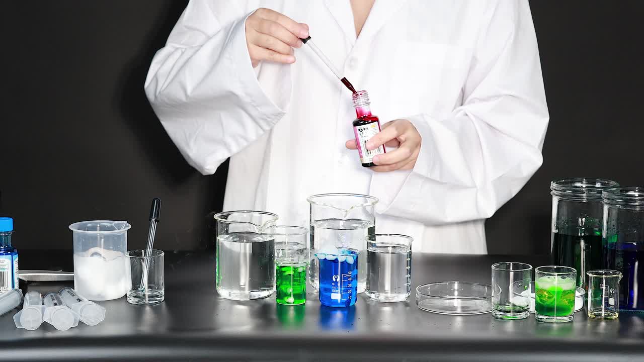experimento científico con productos químicos de colores