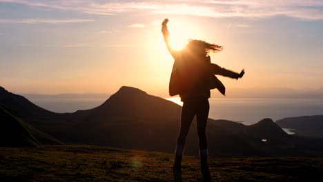 mujer bailando al atardecer en las montañas