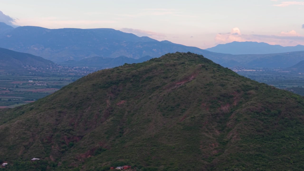 Volo serale sopra paesaggi incontaminati nelle Valli Centrali di Oaxaca, Messico