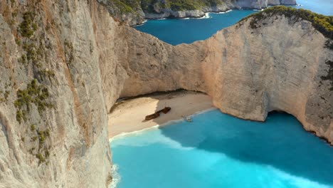 Increíble-Vista-Aérea-Que-Establece-La-Famosa-Playa-Del-Naufragio-De-Navagio-En-Grecia