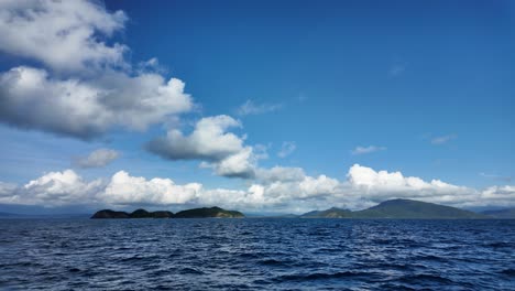 Vista-De-Barco-En-Movimiento-Pasando-Por-La-Isla-Pargo-En-El-Parque-Marino-De-La-Gran-Barrera-De-Coral