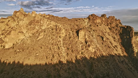 Terrebonne-Oregon-Aerial-V57-Bemerkenswerte-Sonnenuntergangslandschaft-Mit-Markanter-Felsformation,-Überführung-Des-Smith-Rock-State-Park,-Aufnahme-Einer-Felsigen-Schlucht-Mit-Krummem-Fluss-–-Aufgenommen-Mit-Mavic-3-Cine-–-August-2022