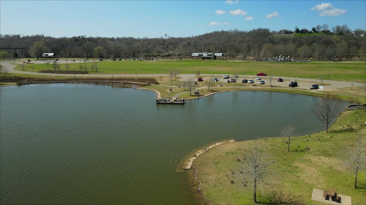 sobrevuelo de drones del estanque de pesca en el parque liberty en clarksville, tennessee