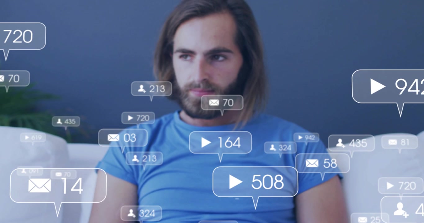 Uomo che controlla il telefono sul divano, con un singolo avviso che appare e causa l'aumento dei conteggi sociali, distogliendo lo sguardo.