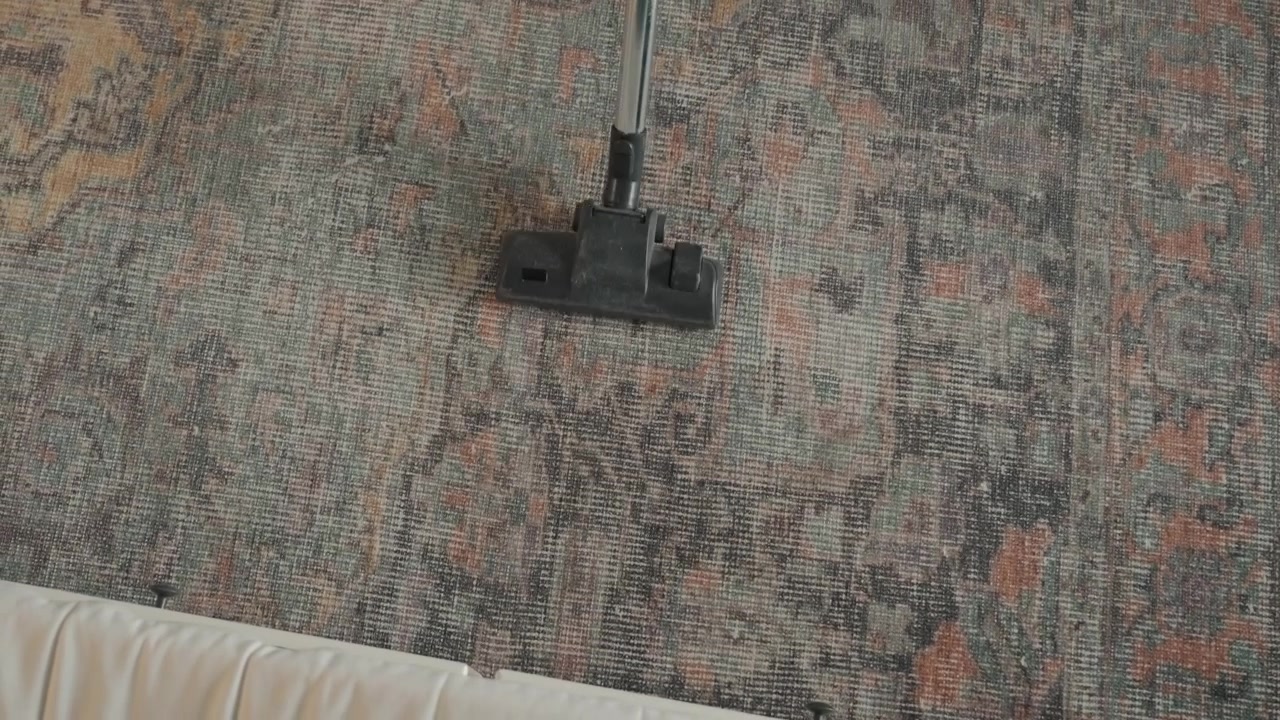 Dimostrazione di rimozione di sporco profondo. Primo piano dell'aspirapolvere che rimuove le macchie dalle fibre testurizzate. Ripresa a movimento costante che illustra il processo di pulizia profonda su un tappeto testurizzato con una trasformazione soddisfacente