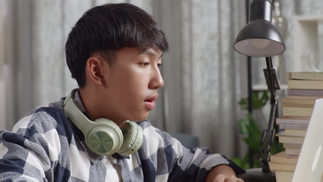 피곤한 학생이 노트북을 보고 잠을 자고 있습니다.