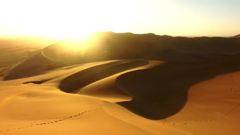 Vagando-Por-El-Desierto-Al-Amanecer