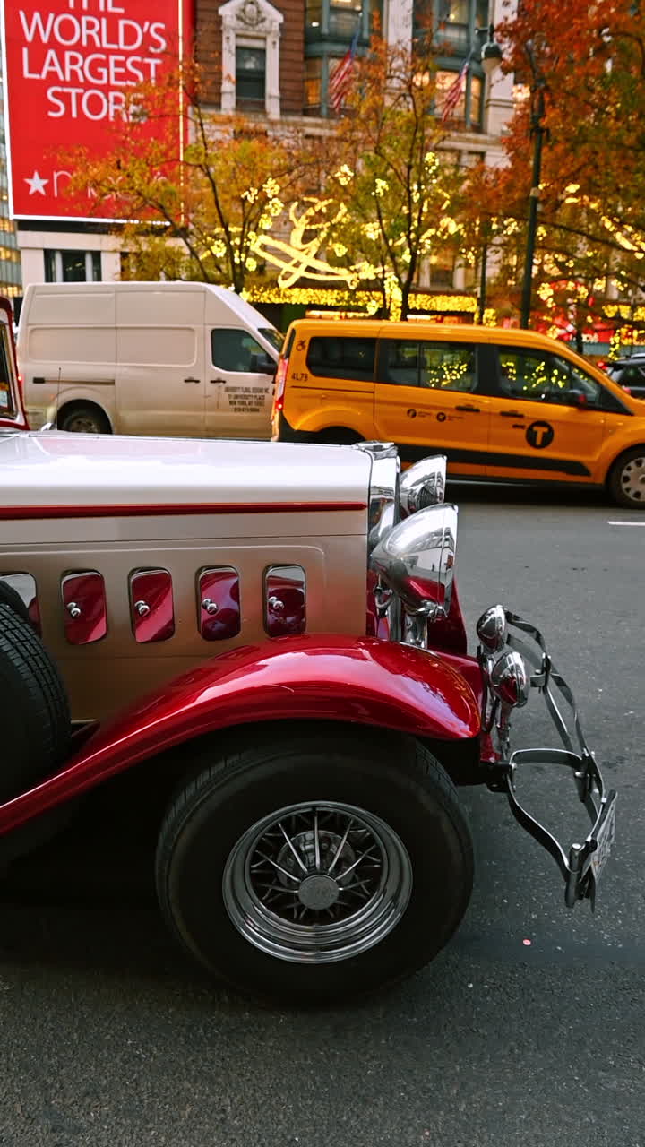 New York, USA, 1. Juli 2025: Oldtimer in einer Straße in New York. Ein Oldtimer parkt in einer belebten Straße in New York. Im Hintergrund sind helle Werbeschilder zu sehen