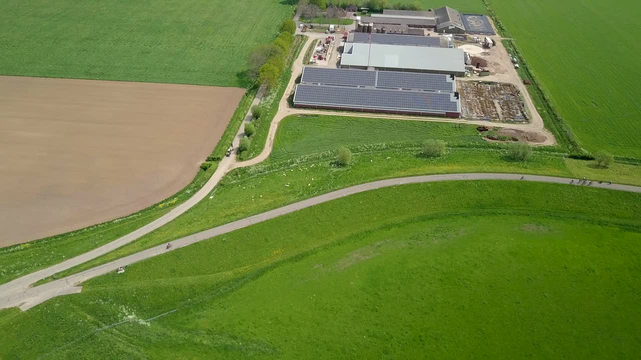 Vista aerea con drone della bellissima strada e del paesaggio nella campagna dei Paesi Bassi, Europa