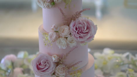 Un-Delicioso-Pastel-Helado-Rosa-Decorado-Con-Flores-De-Rosa-Rosa