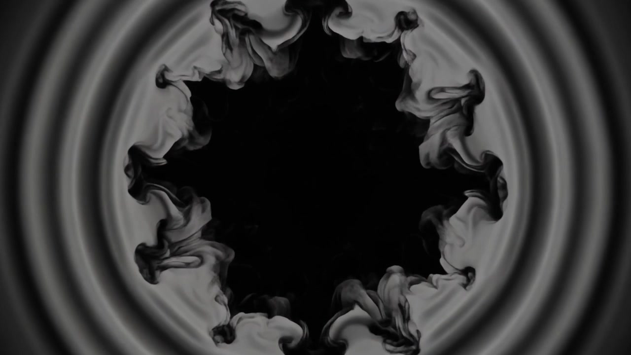 Inchiostro nero astratto che si espande nell'acqua con effetto increspatura