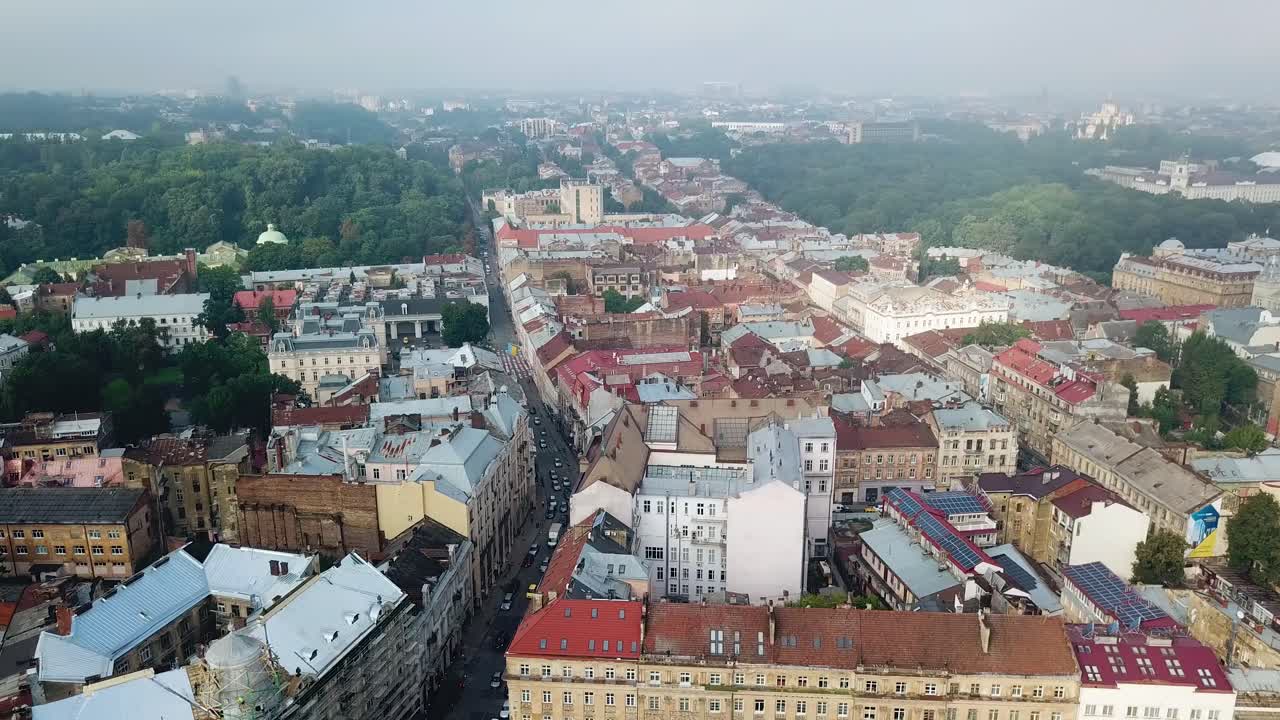 Vista aérea de uma cidade antiga com os telhados de edifícios arquitetônicos antigos em Lviv. Parte central de uma antiga cidade europeia. Áreas densamente povoadas da cidade.