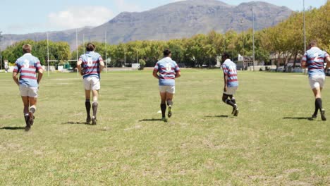 Jugadores-De-Rugby-Corriendo-En-El-Campo-4k-4k