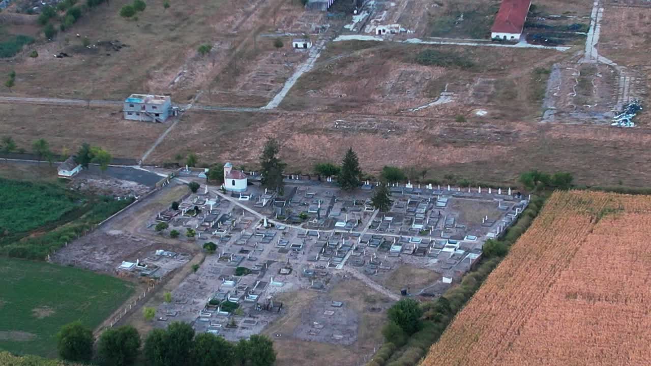 Ripresa aerea ravvicinata su un cimitero di paese