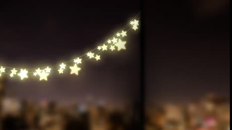 Animation-Leuchtender-Stern-Weihnachtslichter-über-Defokussiertem-Abendhintergrund