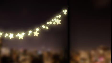 animación de luces de navidad de estrellas brillantes sobre el fondo de la noche desenfocado.