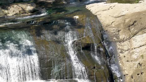 Una-Toma-En-Cámara-Lenta-Del-Agua-Que-Sale-De-Agnes-Falls-En-El-área-De-South-Gippsland-De-Australia