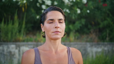 mujer yogi tranquila meditando en el parque. dama haciendo ejercicios de respiración