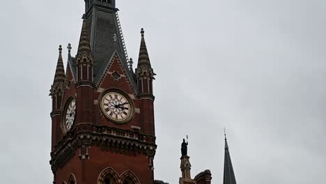 Reloj-De-San-Páncreas-A-Las-Tres-De-La-Tarde,-Londres,-Reino-Unido