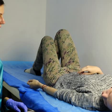 paciente mujer mirándose en el espejo