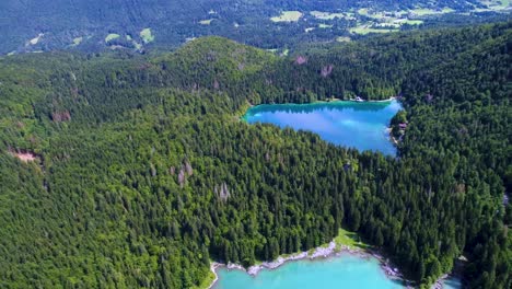 lago de fusine superior, alpes italianos. vuelos aéreos de aviones no tripulados.