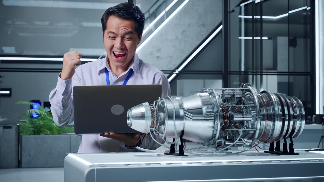 제트 엔진 모델로 성공을 축하하는 엔지니어