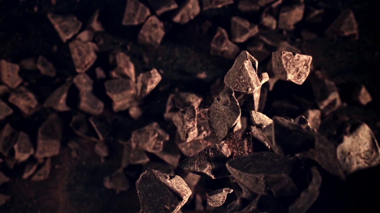 Vista Cenital de Trozos de Chocolate Negro Cayendo en Cámara Lenta