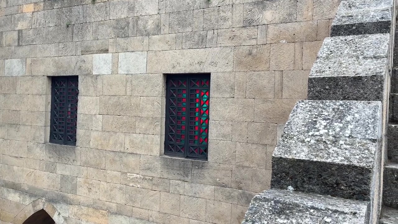 Una vista ravvicinata delle antiche mura in pietra della fortezza di Naryn-Kala a Derbent, Repubblica del Daghestan, Russia, con due piccole finestre con vetrate colorate