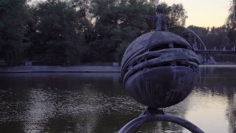 lago artificial con extraordinaria escultura en central park en dnipro, ucrania