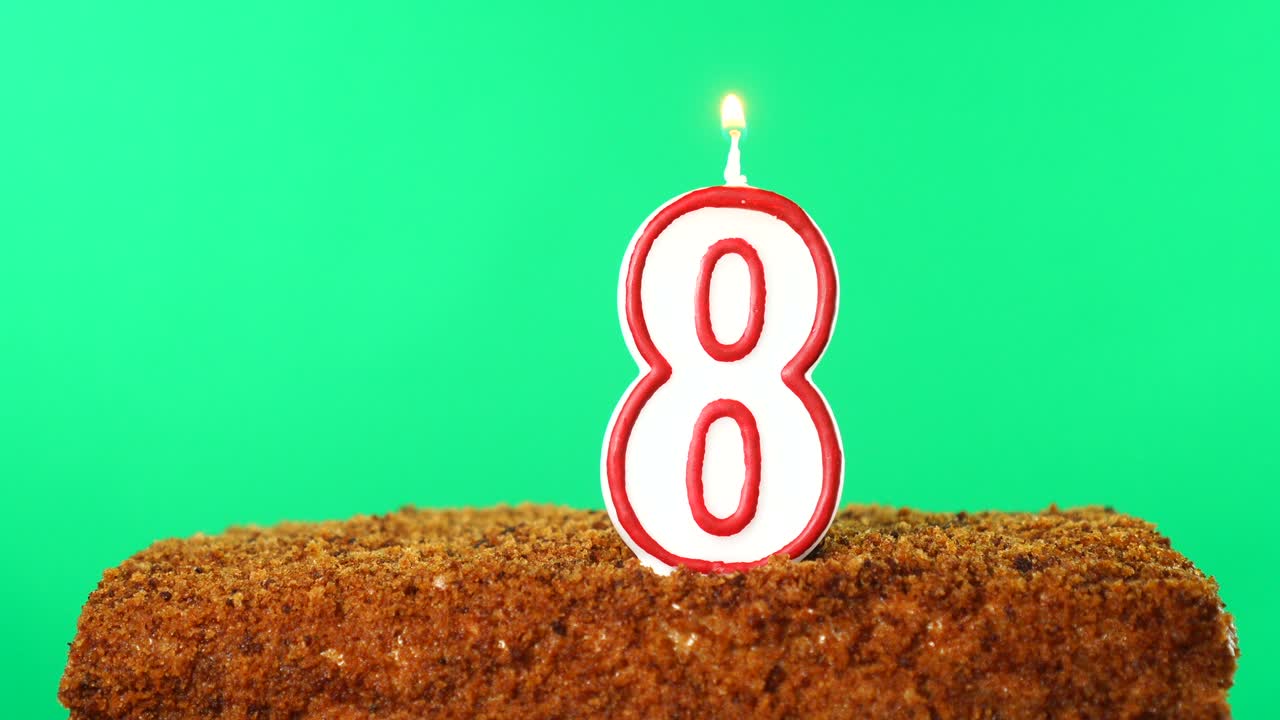 pastel con el número 8 vela encendida. llave de croma. pantalla verde. aislado