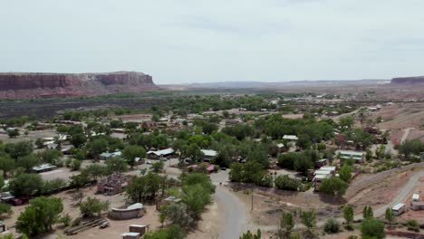 klein stadje bluff, utah in de woestijn van de zuidwestelijke vs - vanuit de lucht