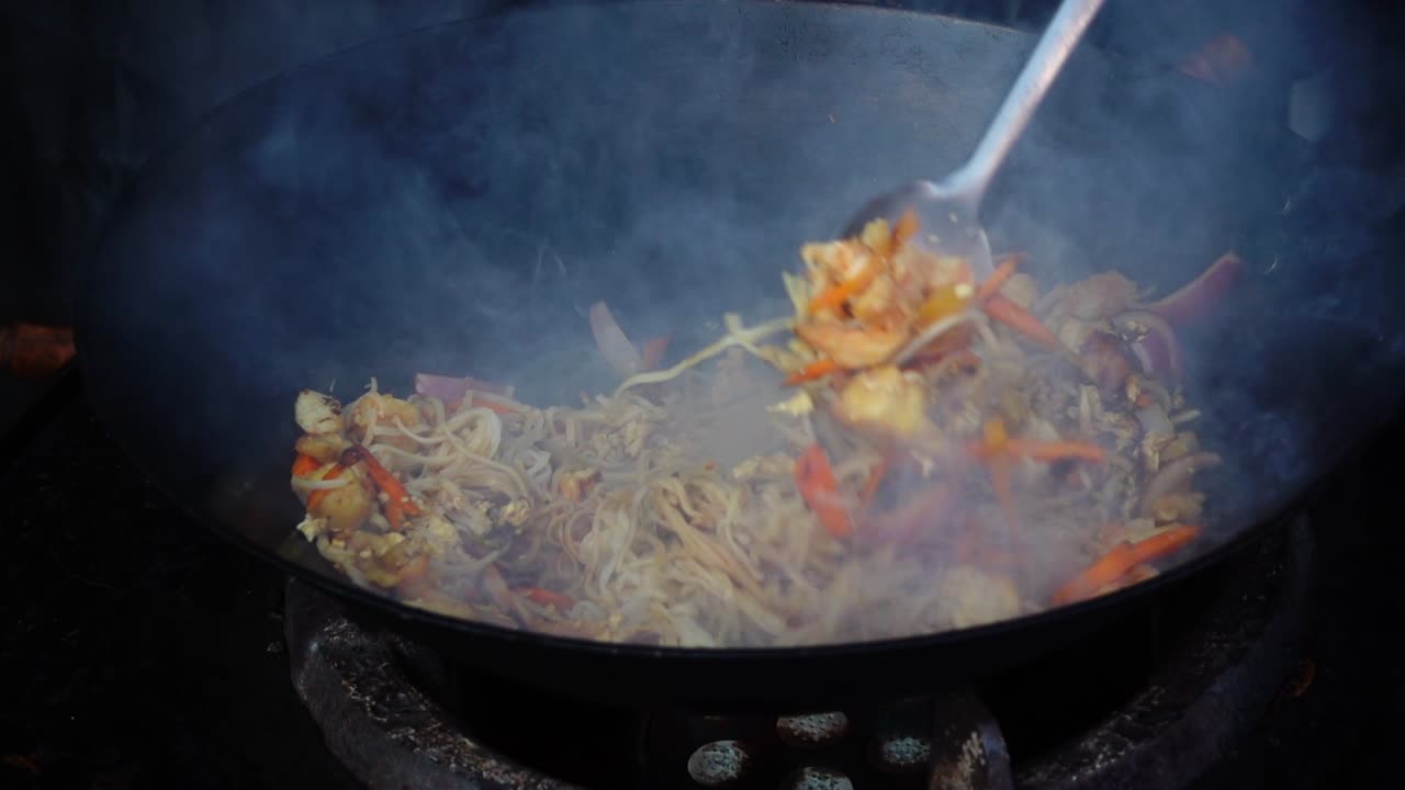 Cucina asiatica. Cottura nel wok. Rallentatore.