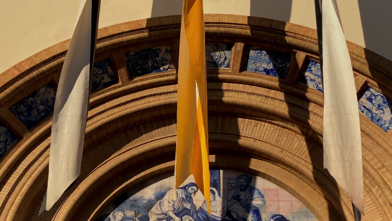 Fachada de iglesia que celebra el jubileo de las cofradías con azulejos y banners decorativos en Sevilla, España