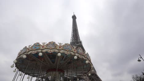 carrusel giratorio bajo la torre eiffel