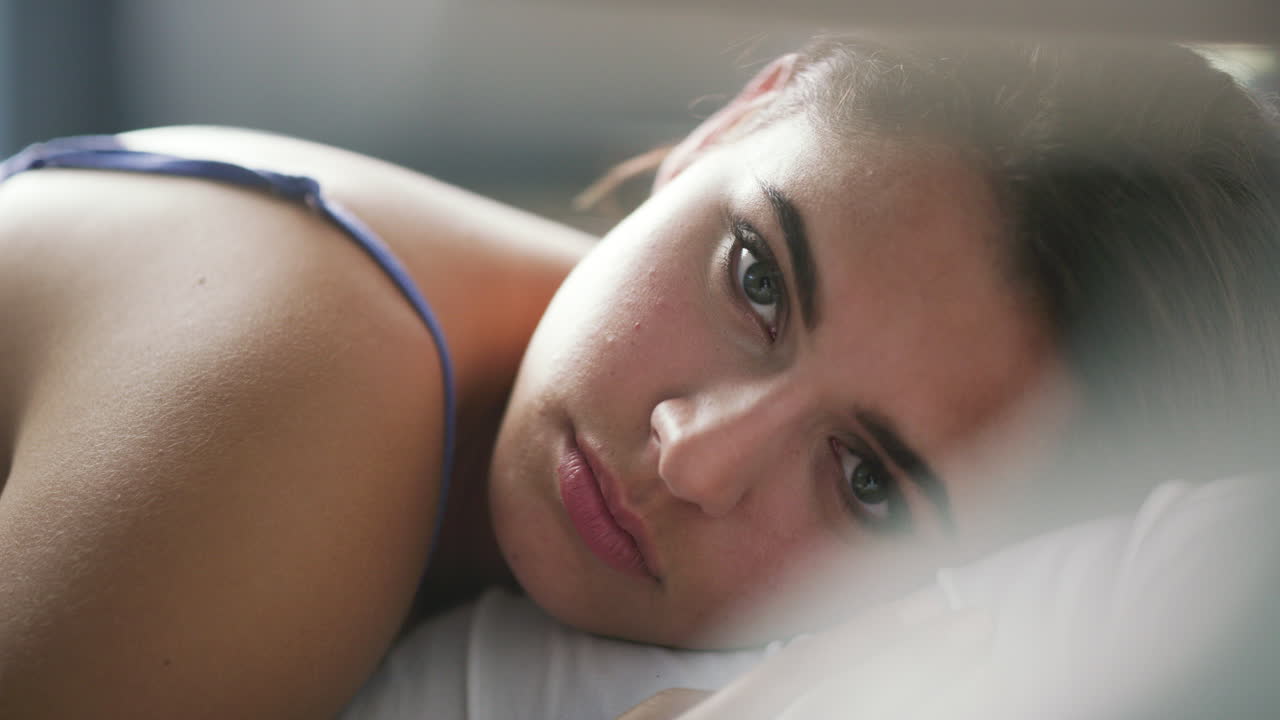 mujer acostada en la cama