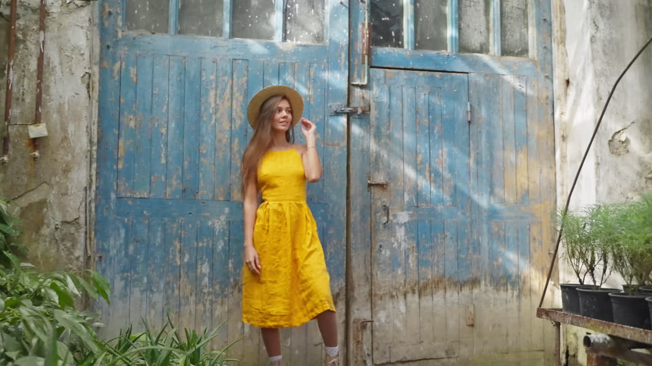 mujer con un vestido de lino amarillo
