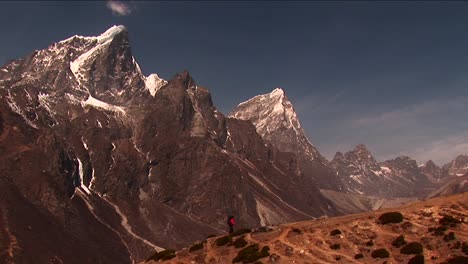 Trekker-Vor-Bergkulisse