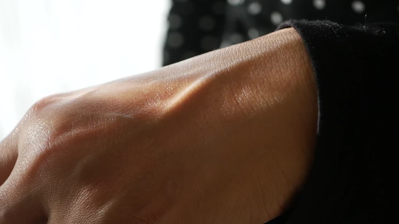 Hand mit Flüssigkeitstropfen