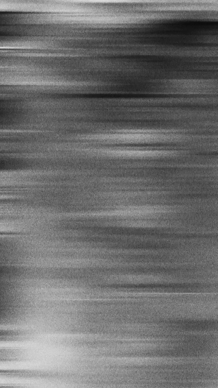 Sfondo Animato Astratto con Fughe di Luce Granulose in Bianco e Nero
