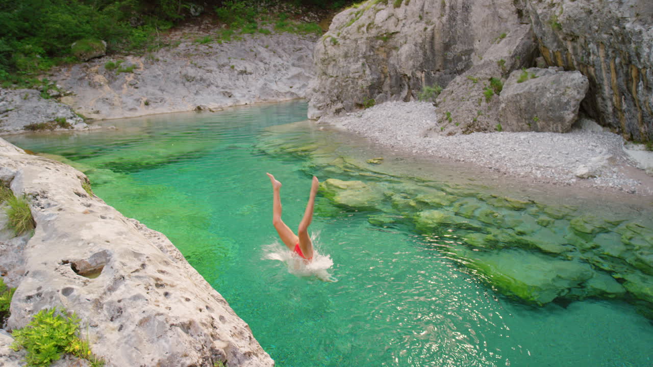 mujer buceando en el río esmeralda