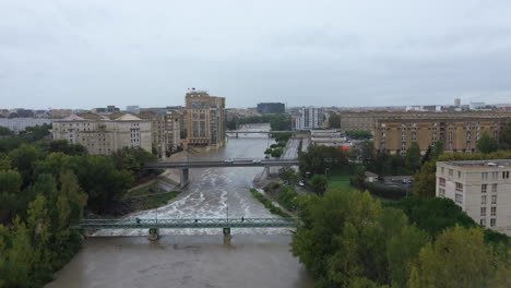 Montpellier-Antigone-überfluteter-Fluss-Lez-Bewölkter-Regnerischer-Tag-Frankreich